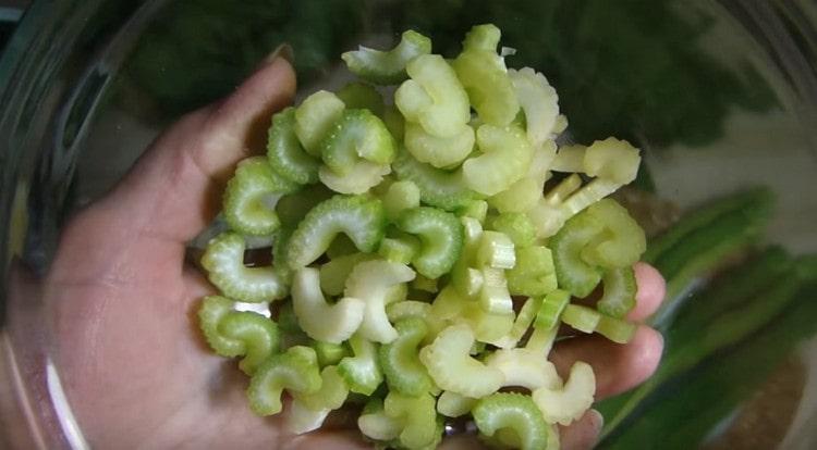 Нарежете стеблата на целина.