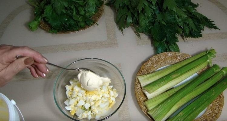 Облечете ястието с майонеза.