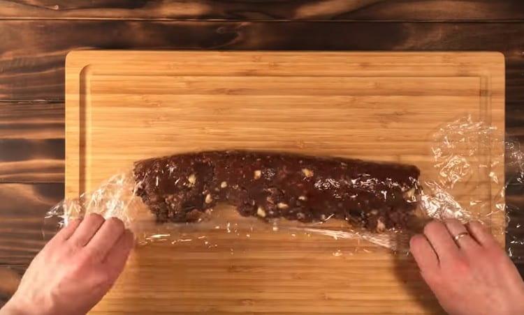 Extendemos la masa de chocolate preparada en la película y la envolvemos en forma de salchichas.