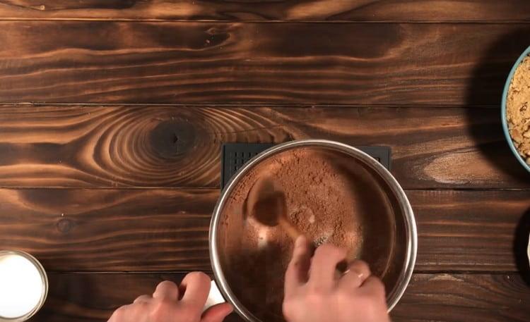 En una cacerola, mezcle el azúcar con el cacao.