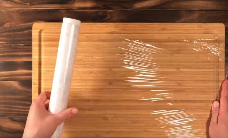 Cubrimos el tablero con film transparente.