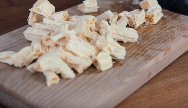 Vi kaster asparges i et dørslag og hugger det derefter.