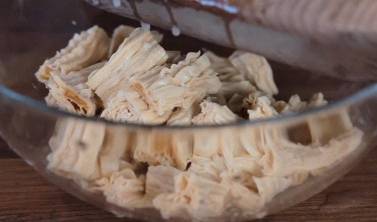 Overfør soja asparges i en skål.