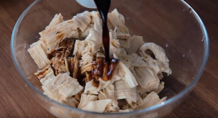 Tilsæt sojasovs til aspargesen.