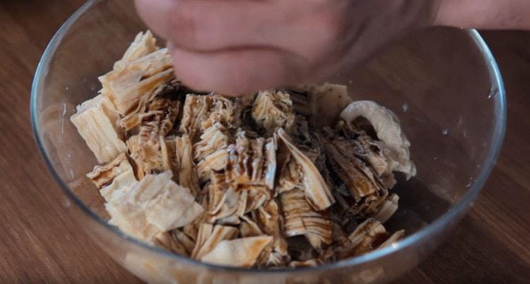 Tilsæt peber og salt.