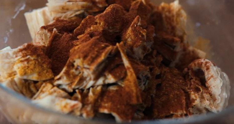 Tilsæt karri og paprika i aspargesen.