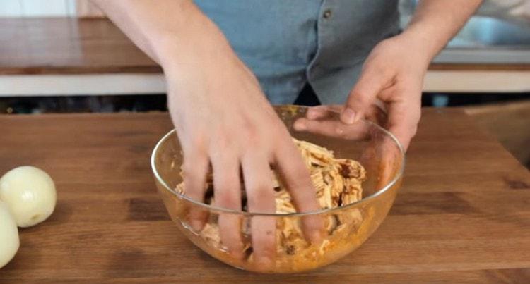 Bland asparges med marinaden godt.