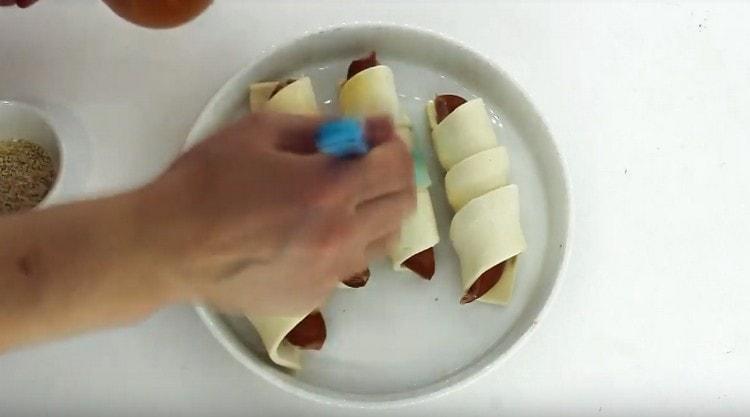 Смажете продукта с разбито яйце.