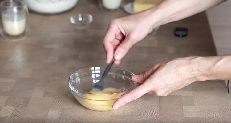 Разбийте яйцето със захарта.