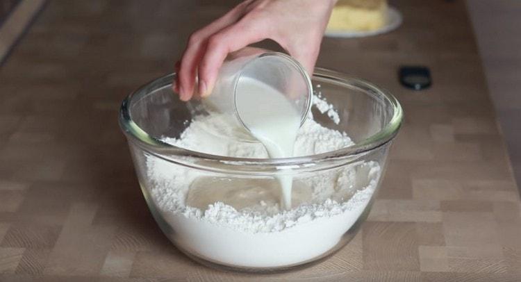 В брашното въвеждаме тесто, яйце, мляко.