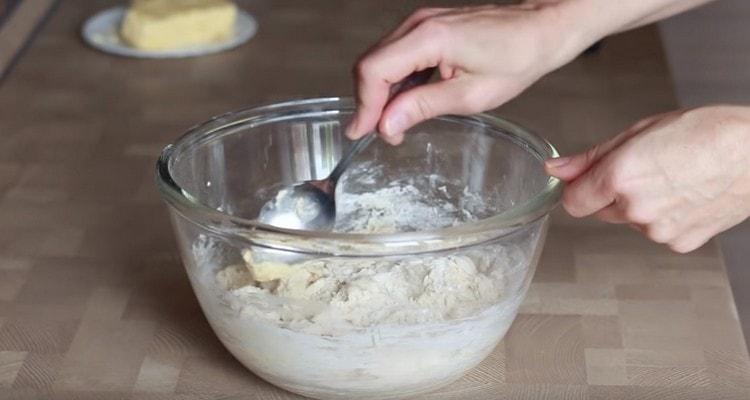 Замесете тестото, добавете маслото.