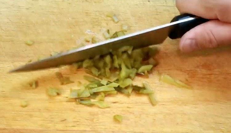 Broušené nakládané okurky.