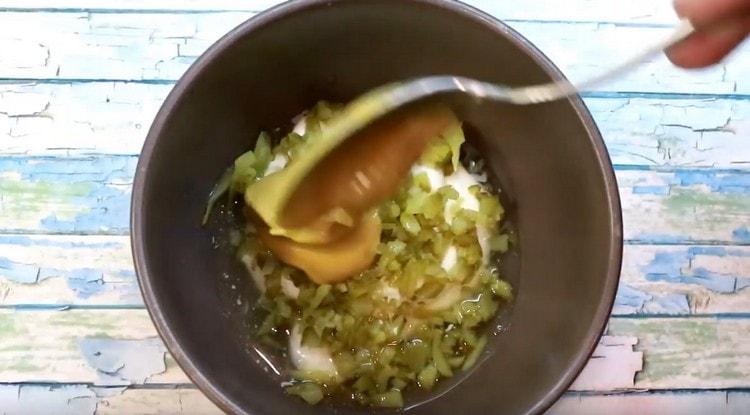 Přidejte hořčici.