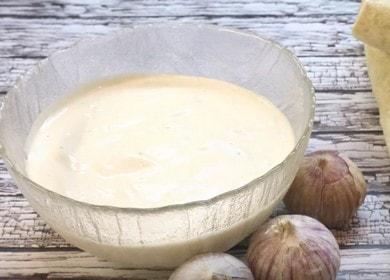 Nous préparons la sauce shawarma aromatique selon une recette détaillée avec photo.