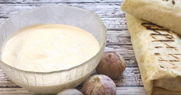 La sauce shawarma appétissante est prête.