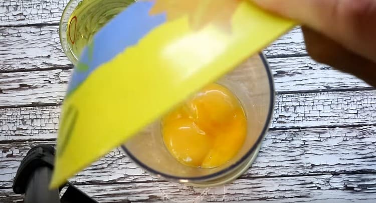 Mettez les jaunes d'oeufs dans le bol du mélangeur.