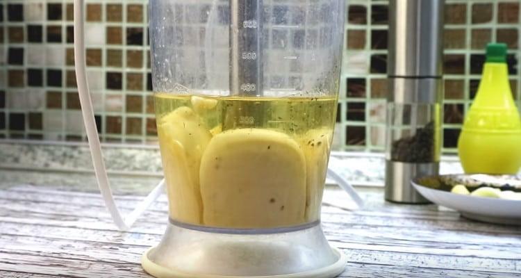 Commencez par fouetter la masse avec un mélangeur submersible en commençant par le bas.