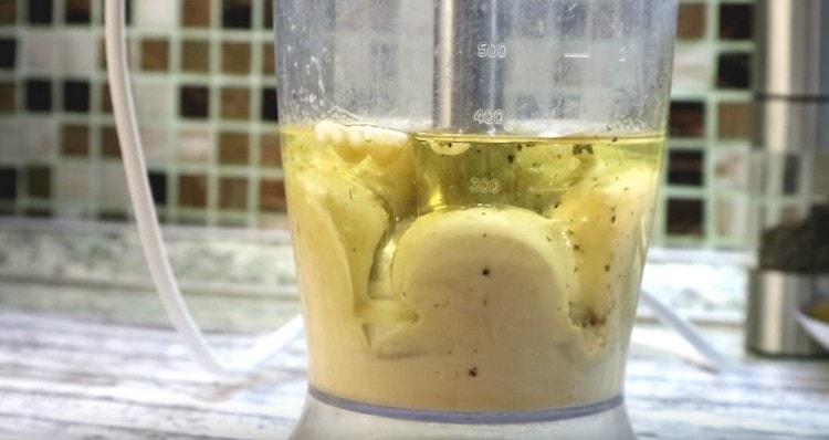 Ensuite, élevez le pied du mélangeur en récupérant l'huile.