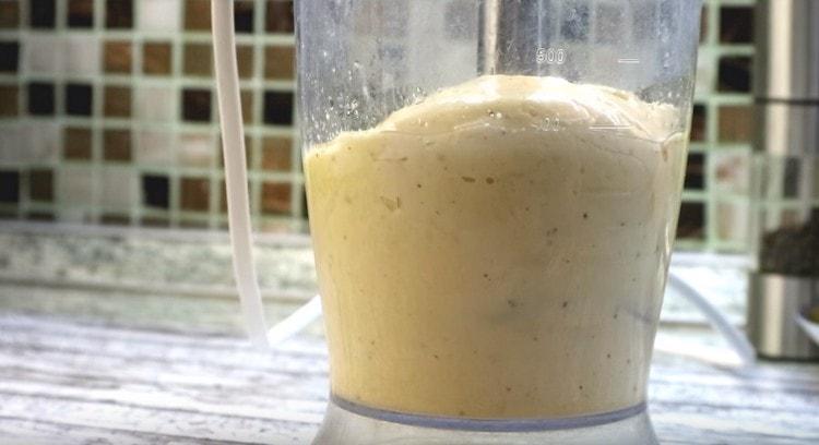 Battre la mayonnaise jusqu'à consistance lisse.