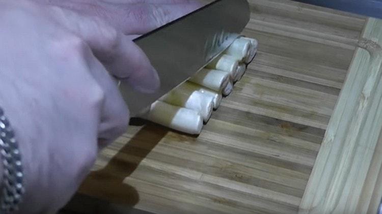 Tăiați capetele sparanghelului.