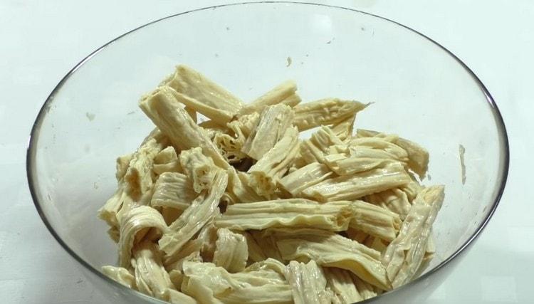 Skær asparges i stykker og læg i en salatskål.