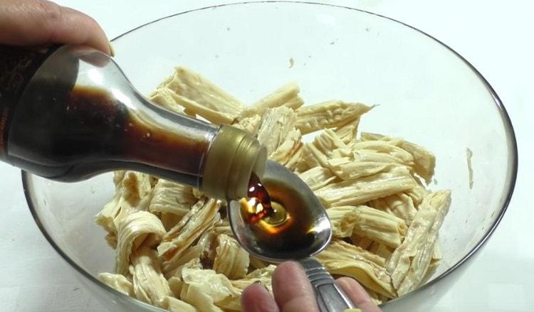 Tilsæt sojasovs til aspargesen.