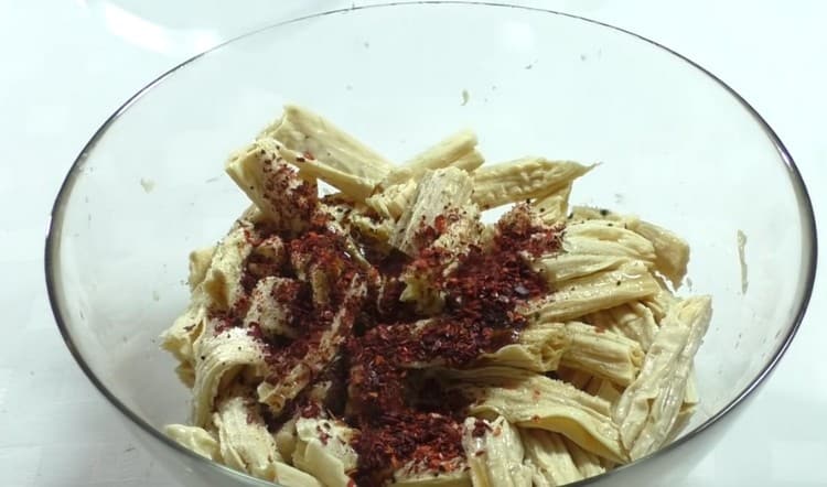 Tilsæt paprikaen til aspargesen.