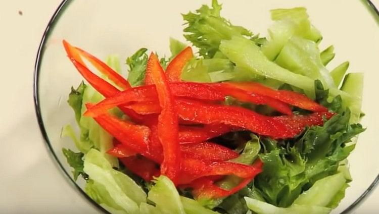 Nous mettons tous les légumes dans un seul saladier.