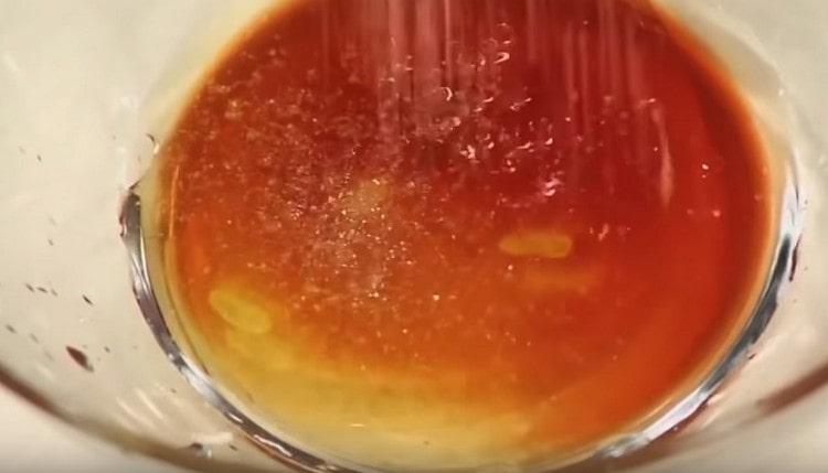 Nous préparons une vinaigrette épicée pour le plat.