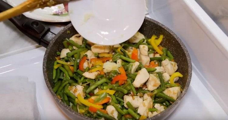 Přidejte chuť česneku.