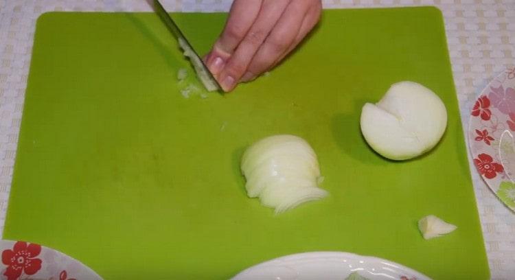 Mletou cibuli a česnek.