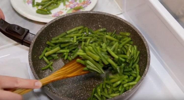 Když se voda vypaří, vyjměte fazole na samostatné desce.