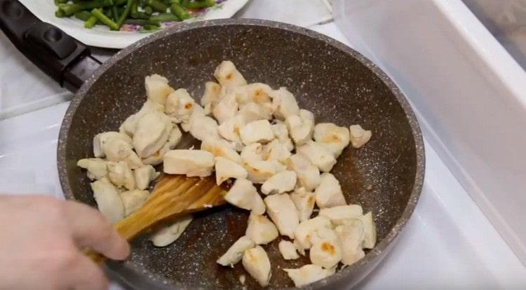 Smažte kuře na pánvi.