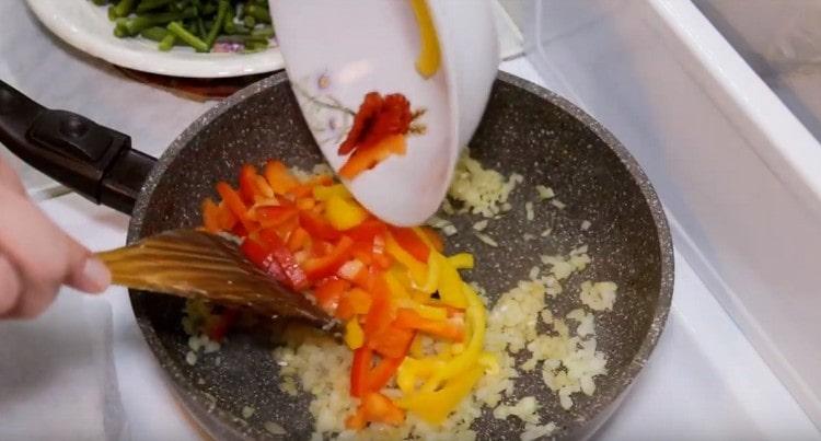 Přidejte do cibule pepř.