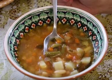 Cuisinez une délicieuse soupe de haricots blancs selon une recette détaillée avec photo.