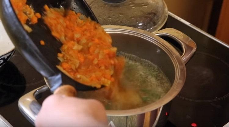 Na konci vaření přidejte zeleninový dresink.