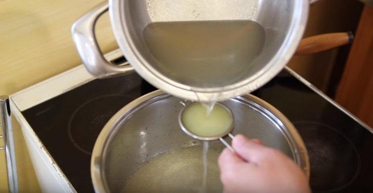 Filtrujte masový vývar a připravte jej na vaření.