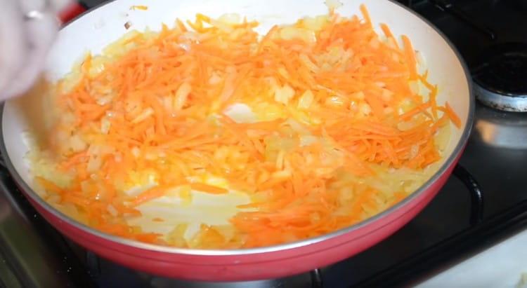 Ang pagluluto hanggang ang mga gulay ay nagiging isang gintong kulay.