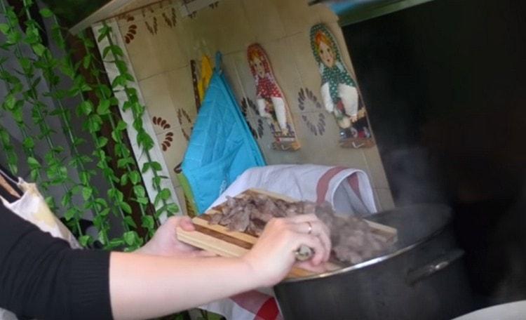 Ang karne ay maaaring i-cut sa mga piraso at ibabalik sa sopas.