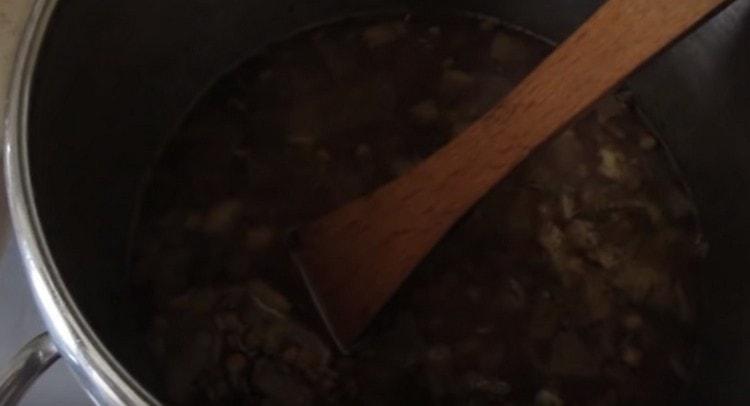Cocina la sopa debajo de la tapa.