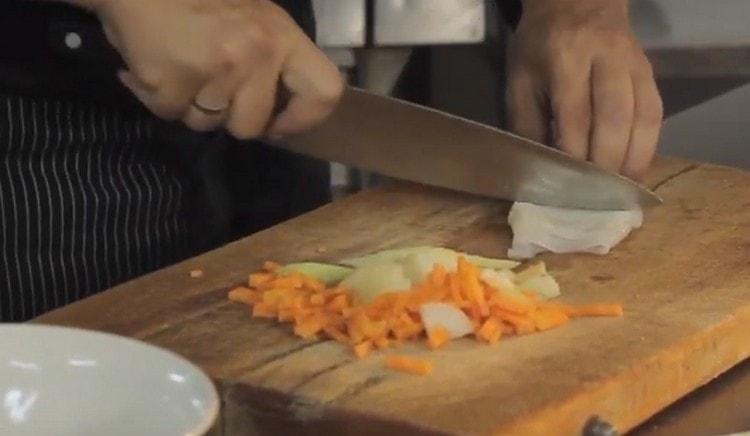 Inelele tăiau calmarul.