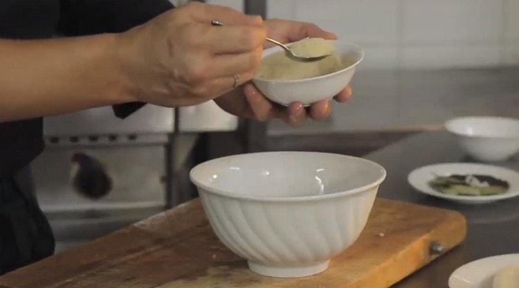 Punem toate legumele mărunțite într-un bol și adăugăm două linguri de orez la ele.