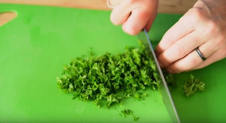 Se macină ierburile proaspete.