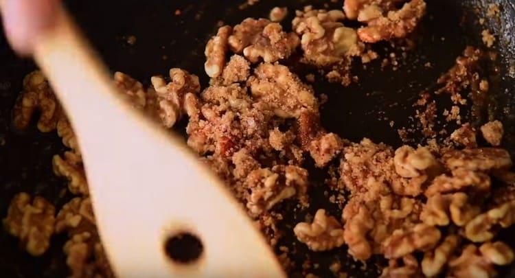 Adăugați zahăr, paprika sau chili în nuci.