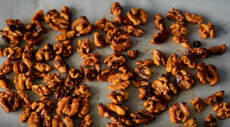 Întindem nucile pe pergament, astfel încât să se usuce.