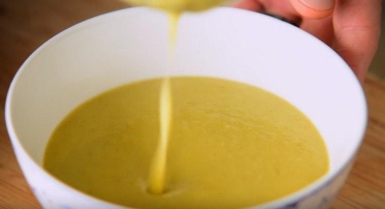 Toarna supa in farfurii.