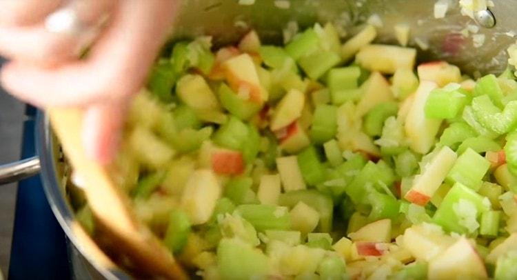 Trecem legumele timp de 5 minute.