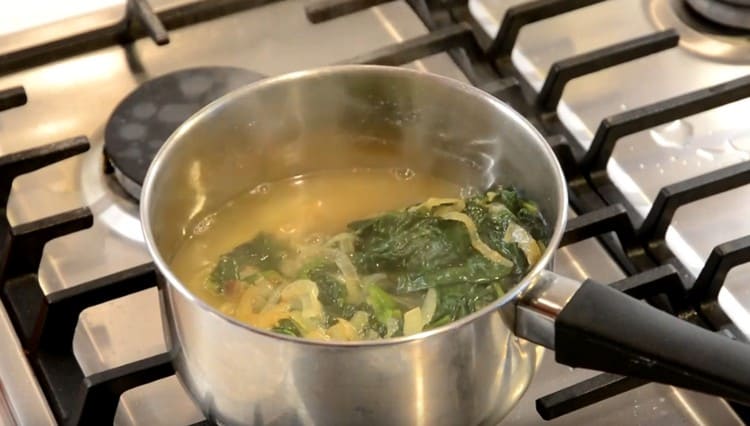Nous ajoutons des épinards avec des herbes et de l'eau aux pommes de terre.