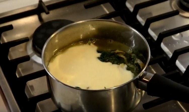 Ajouter la crème aussi.