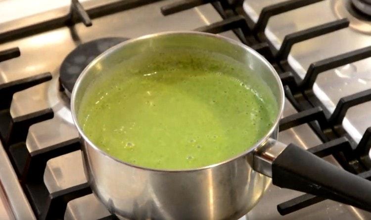 Faites bouillir la soupe quelques minutes de plus et éteignez-la.